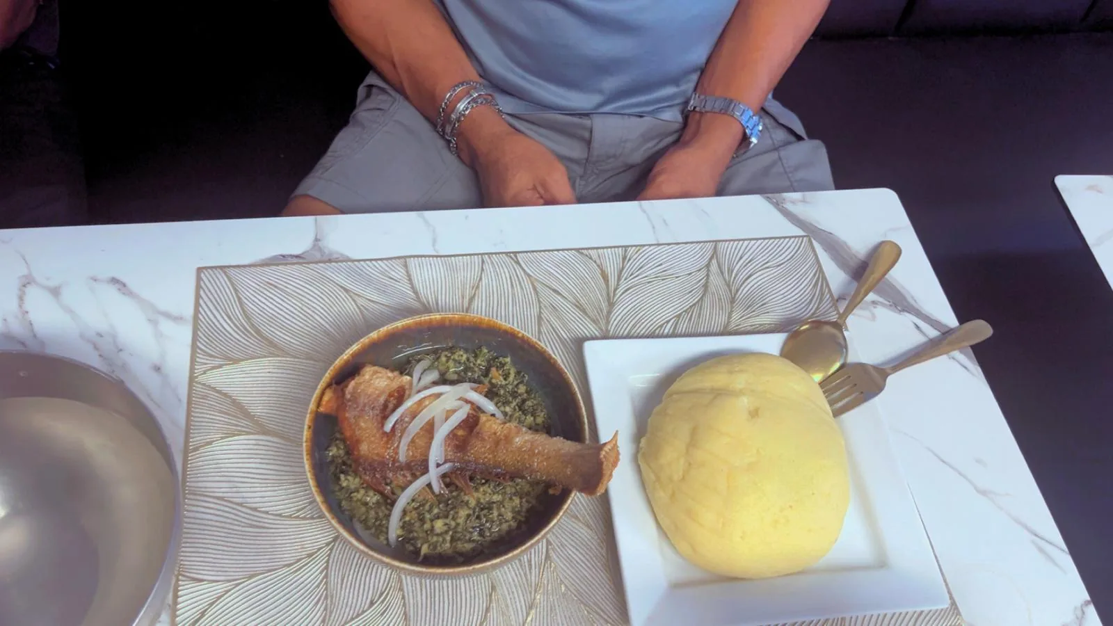 Okok au poulet et semoule de maïs servis à table chez Goût d’Afrique