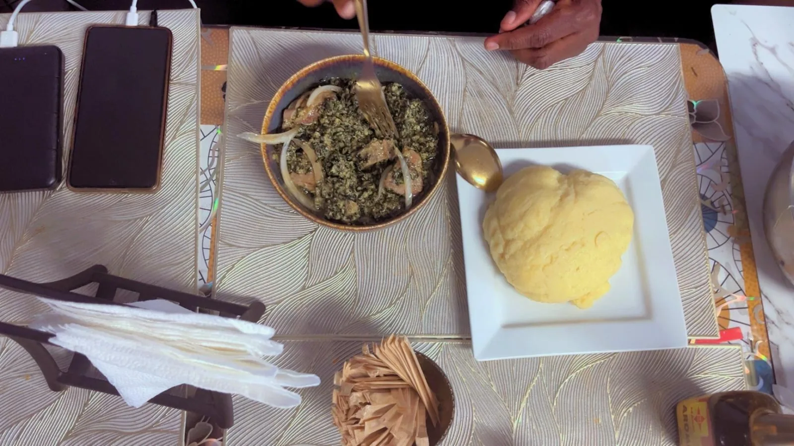 Bol d’okok aux oignons et sa boule de semoule de maïs, vus de dessus