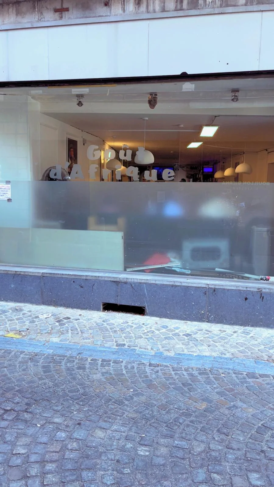 Vitrine du restaurant Goût d’Afrique, rue Souverain-Pont à Liège