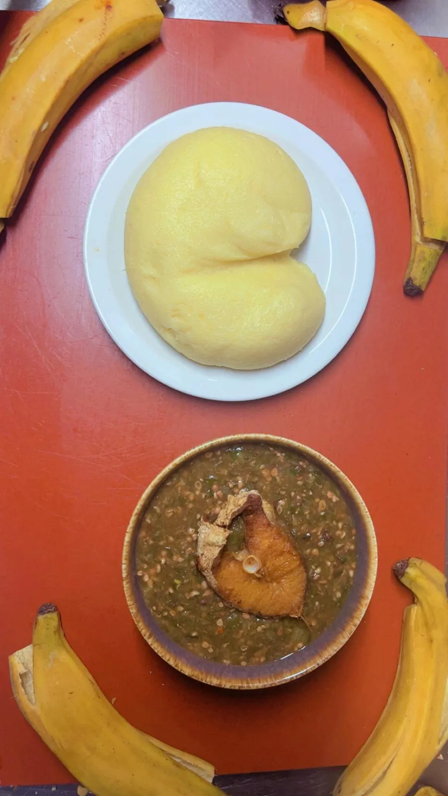 Banane plantain pilée et sauce gombo au poisson fumé