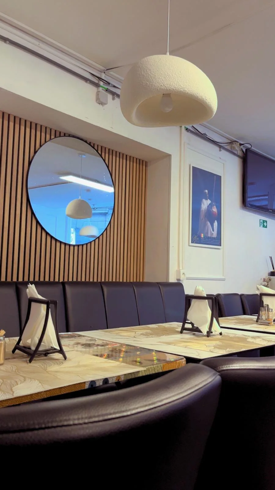 Salle du restaurant et son mur en tasseaux de bois