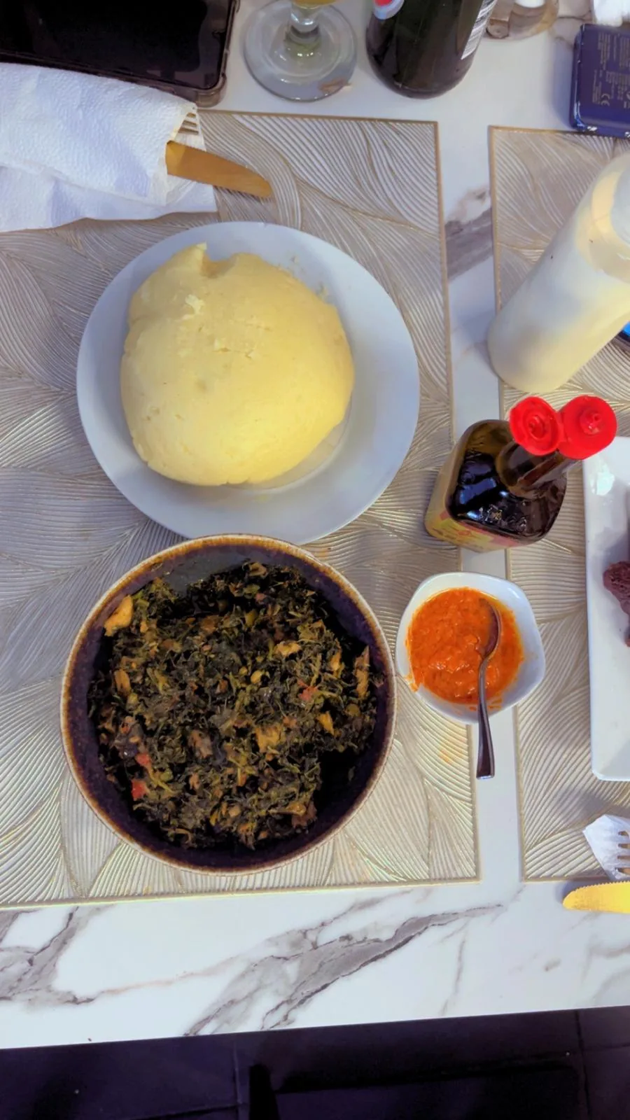 Semoule de maïs et okok servis chez Goût d'Afrique