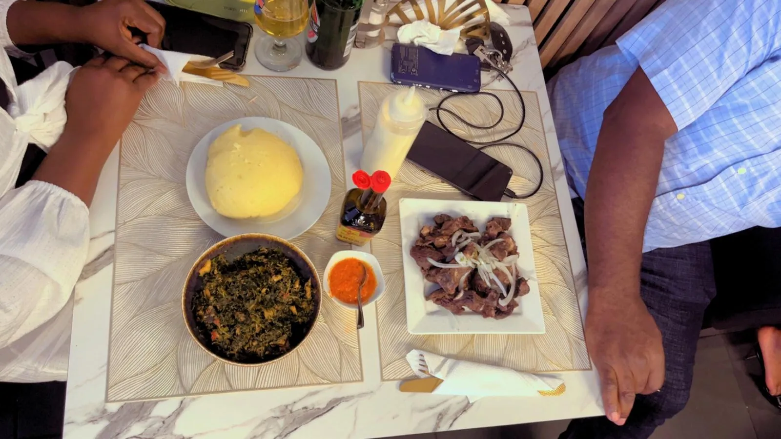 Repas partagé à deux : semoule de maïs, okok et viande braisée