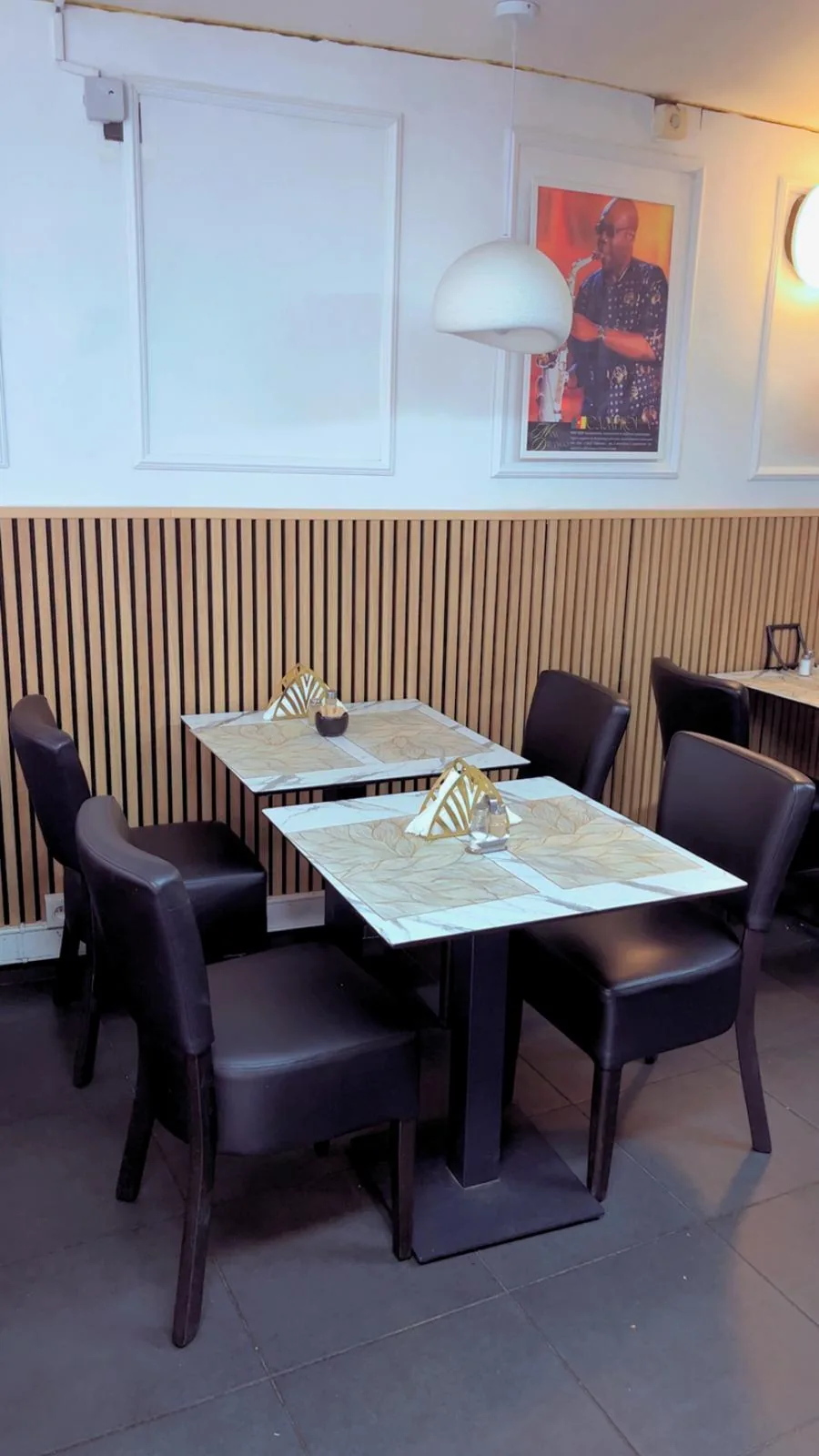 Tables dressées de la salle du restaurant