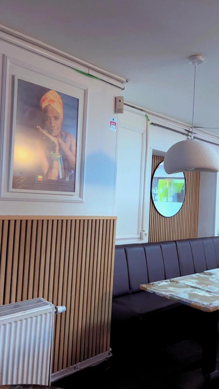 Salle du restaurant et affiche encadrée au mur