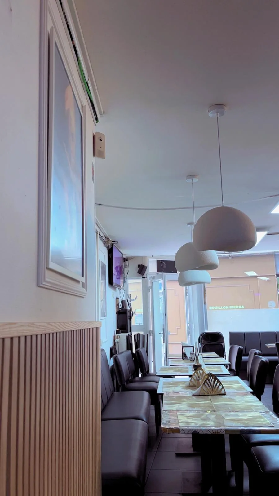 Salle en enfilade jusqu'à la porte d’entrée