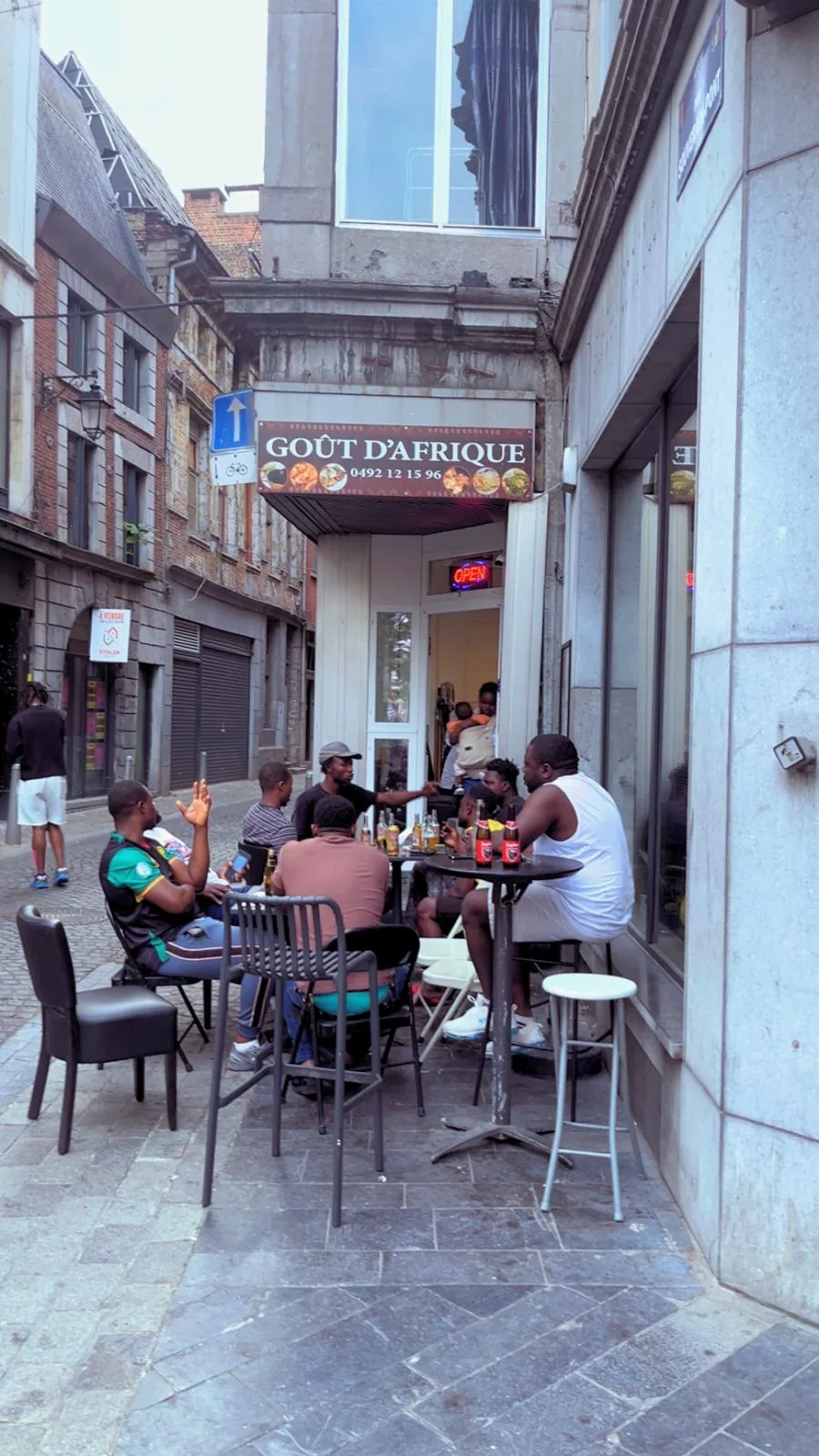 Terrasse animée devant Goût d’Afrique, rue Souverain-Pont à Liège