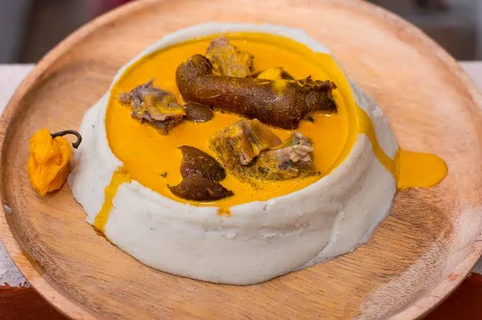 Taro et sa sauce jaune