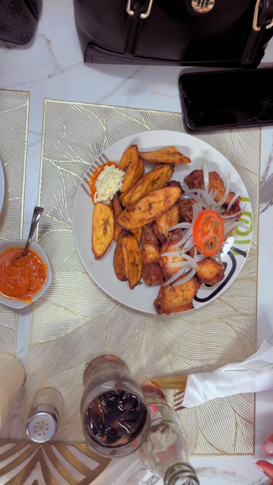 Ailes de poulet et bananes plantain frites